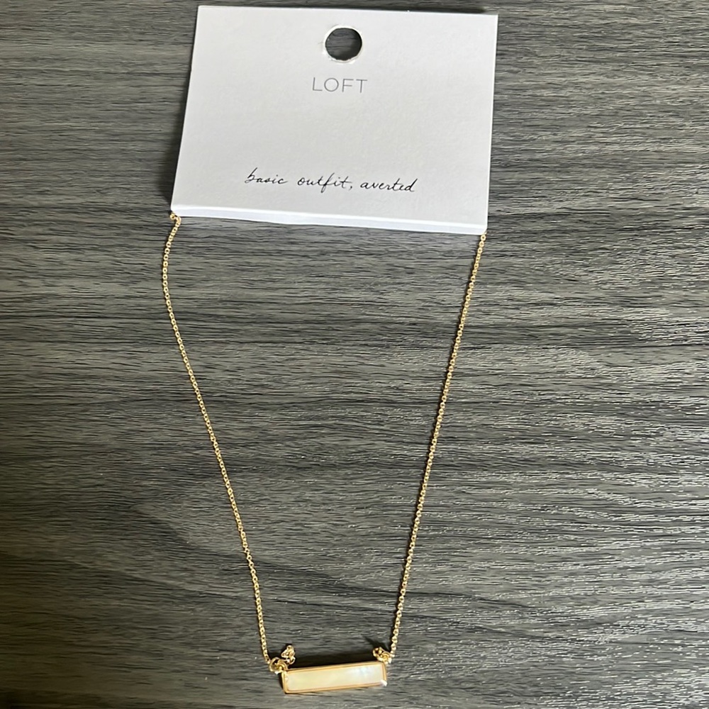 Gorgeous BRAND NEW Mother of Pearl pendant necklace in yellow gold 💕